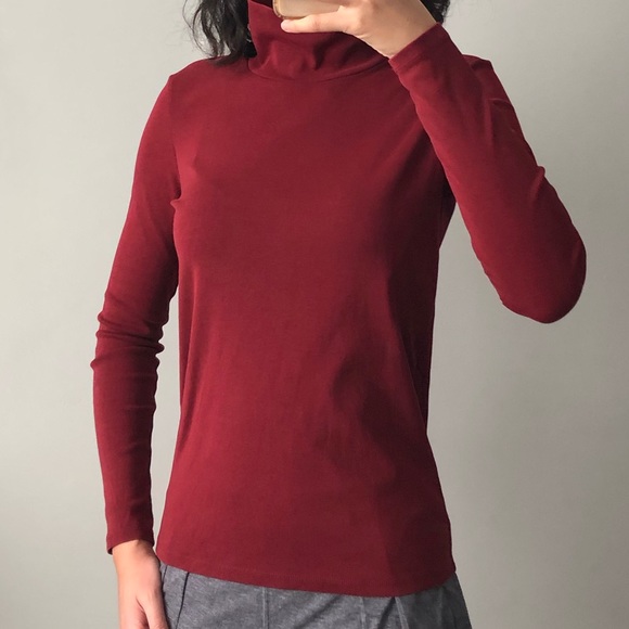 Uniqlo turtleneck. Burgundy. US XS - Picture 4 of 9